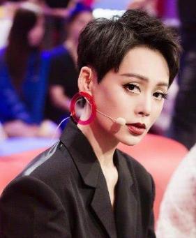 寧靜演員與寶藏小店的邂逅，小巷深處的表演與美食之旅