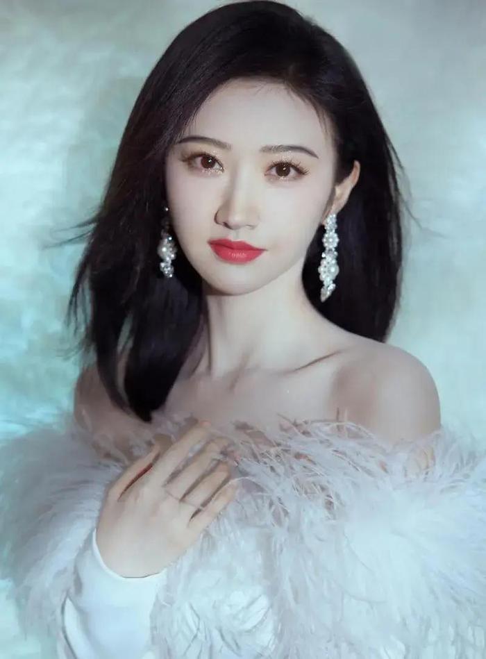 光環(huán)下的多元視角，漂亮女明星的璀璨人生