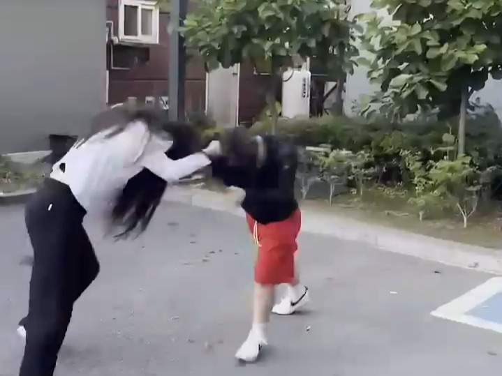 女生打架熱血瞬間大放送，不容錯過的更新！